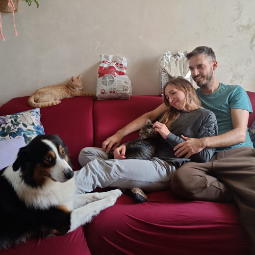 Ragazza inanellata con la sua Rottweiler e il sacco di crocchette Dogbauer